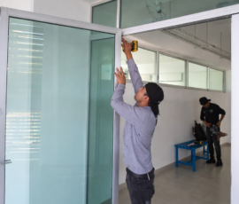 Instalación de puertas de vidrio y canceles en oficina por técnico especializado.