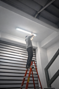 Instalación de iluminación profesional para naves industriales y locales comerciales en Puebla por el equipo de M2 Arquitectos.