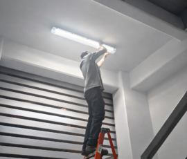 Instalación de iluminación profesional para naves industriales y locales comerciales en Puebla por el equipo de M2 Arquitectos.